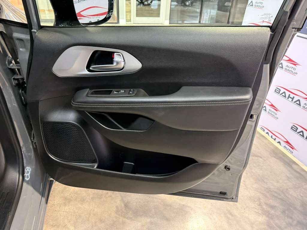 Used 2025 Chrysler Pacifica Limited FWD image 45