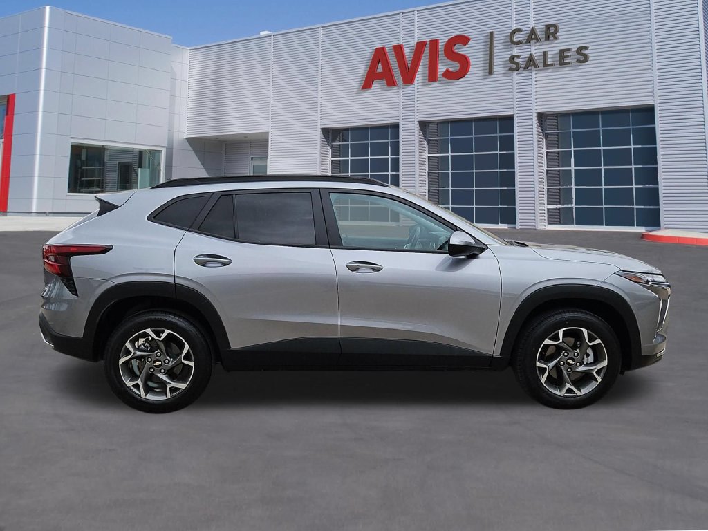 Used 2025 Chevrolet Trax LT w/ LT Convenience Package FWD image 5