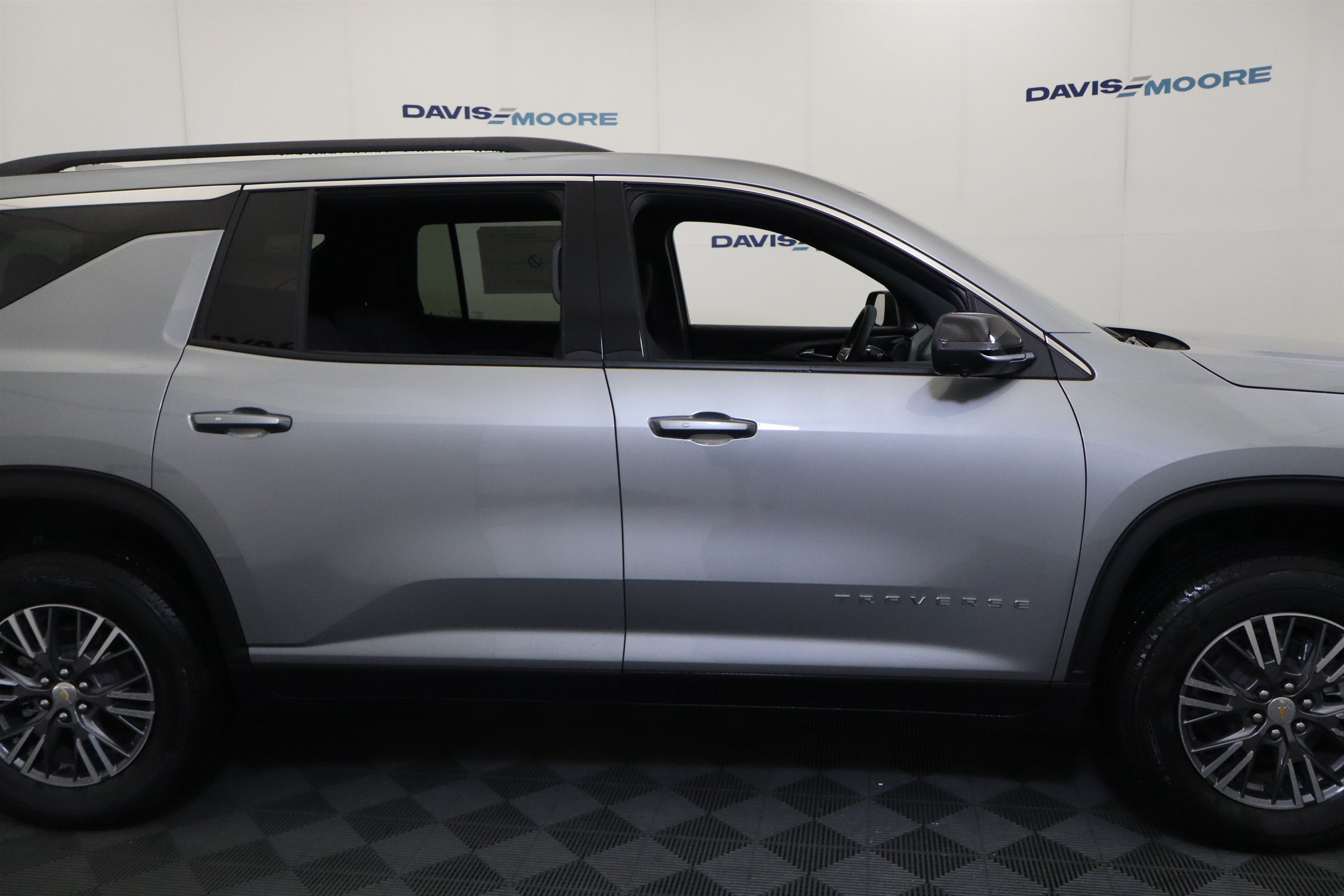 New 2026 Chevrolet Traverse LT w/ Driver Confidence Package FWD image 5