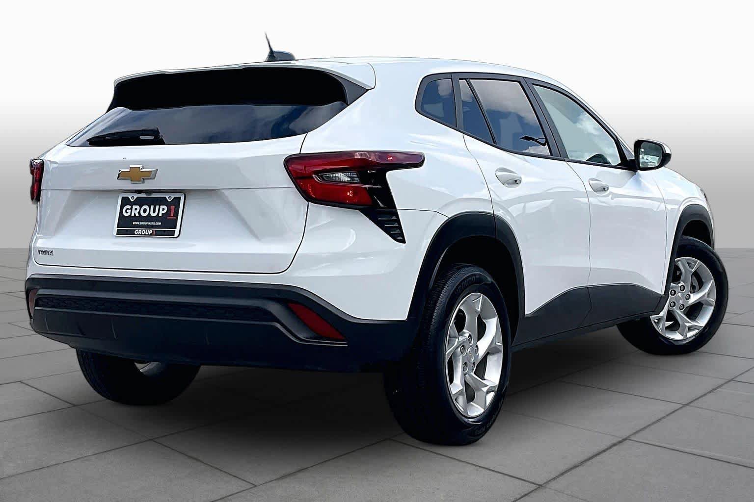 Used 2024 Chevrolet Trax LS w/ LS Convenience Package FWD image 12