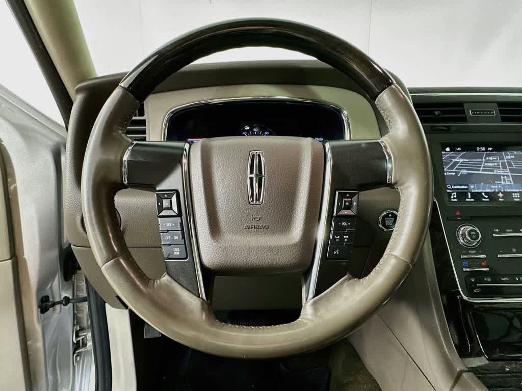 Used 2016 Lincoln Navigator Select RWD image 16