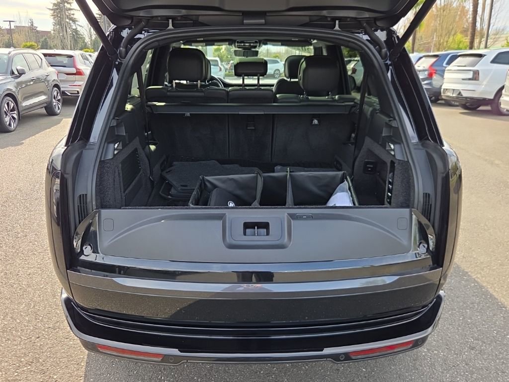 Certified 2025 Land Rover Range Rover Long Wheelbase SE AWD/4WD image 16