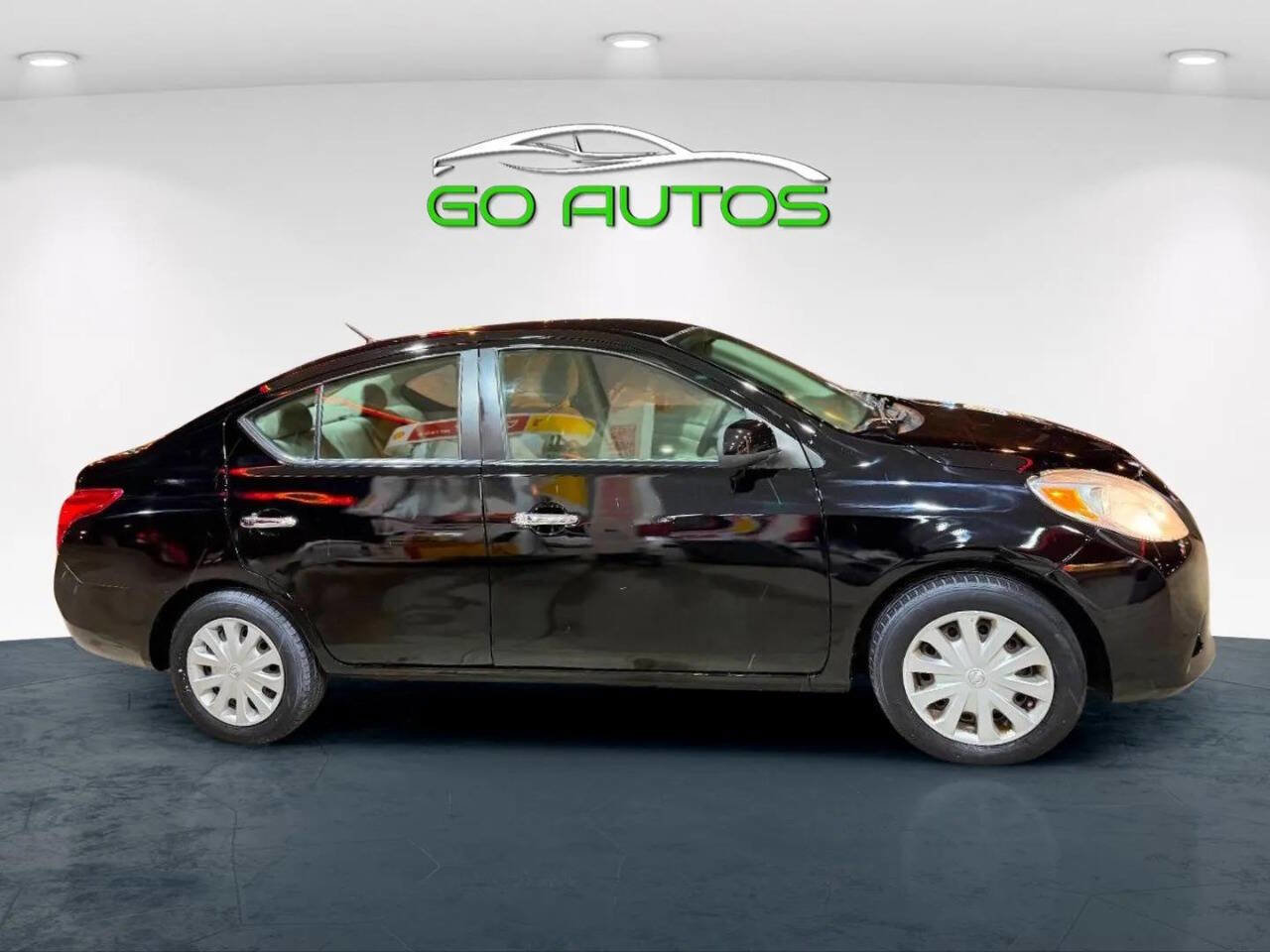 Used 2012 Nissan Versa SV image 3