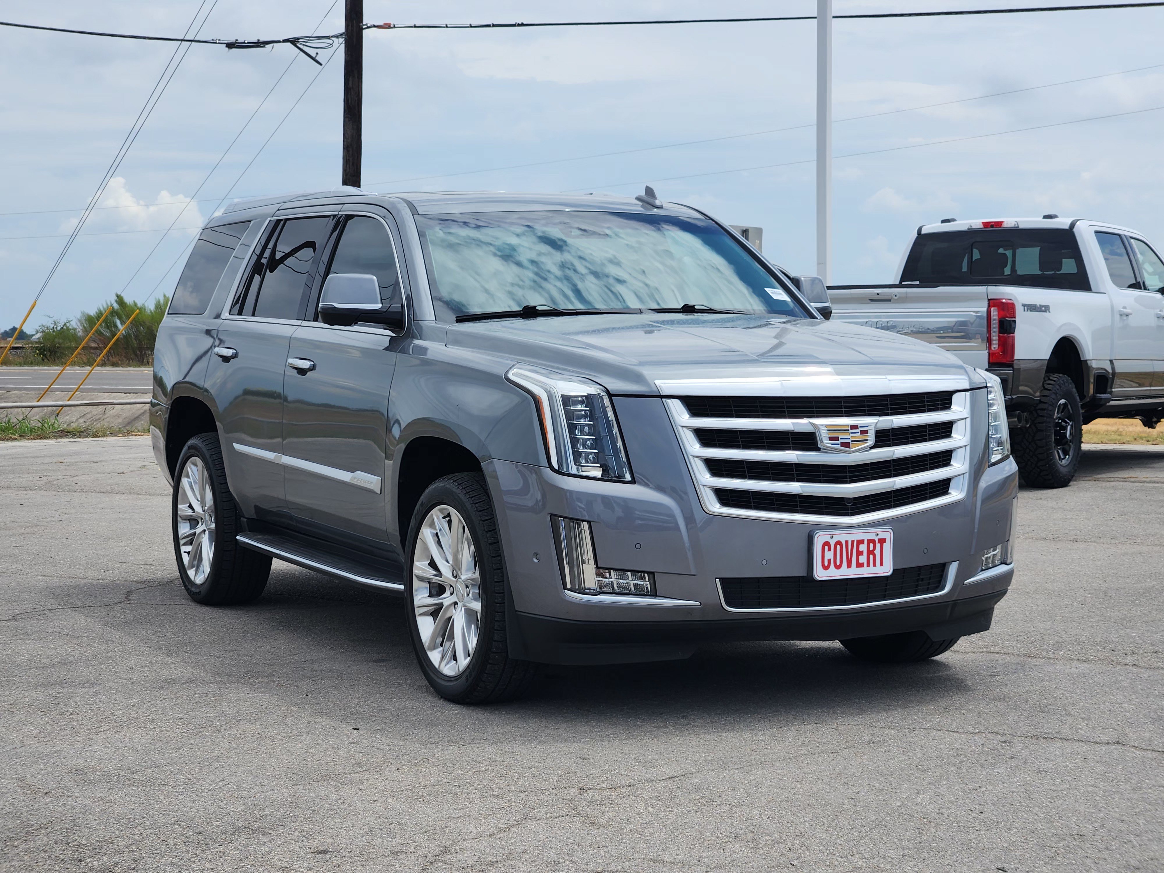 Used 2019 Cadillac Escalade Luxury RWD image 3