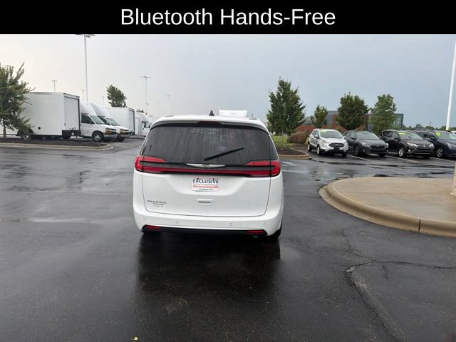 Used 2025 Chrysler Pacifica Select FWD image 4