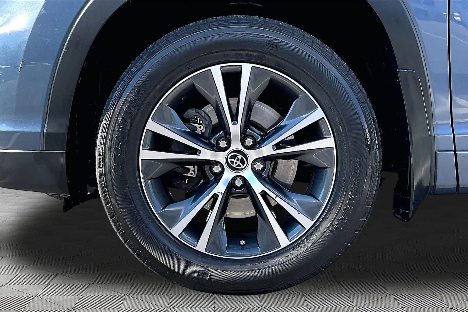 Used 2016 Toyota Highlander XLE AWD/4WD image 11