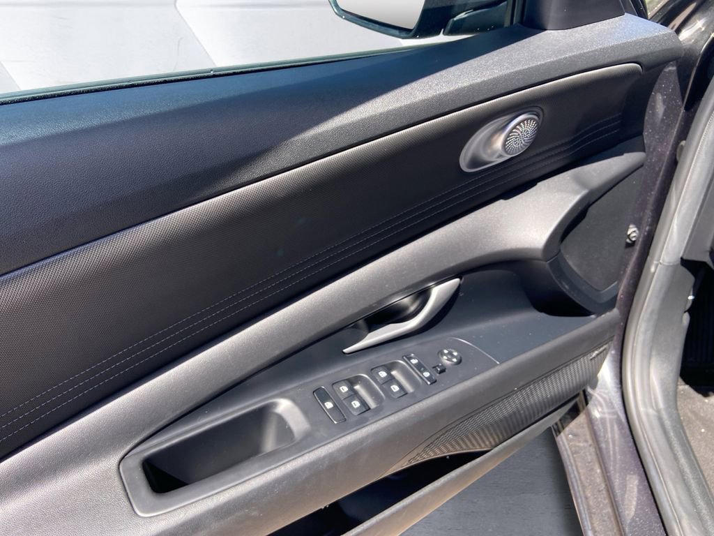Used 2023 Hyundai Elantra Limited FWD image 11