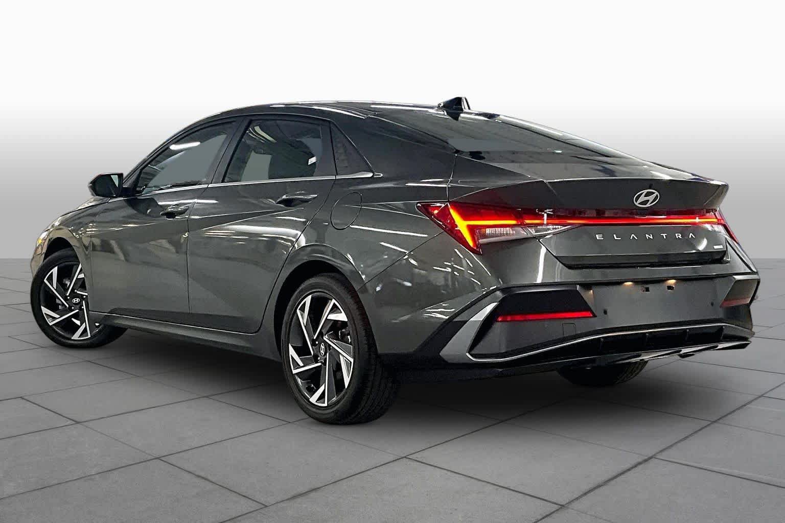 Used 2024 Hyundai Elantra Limited FWD image 12