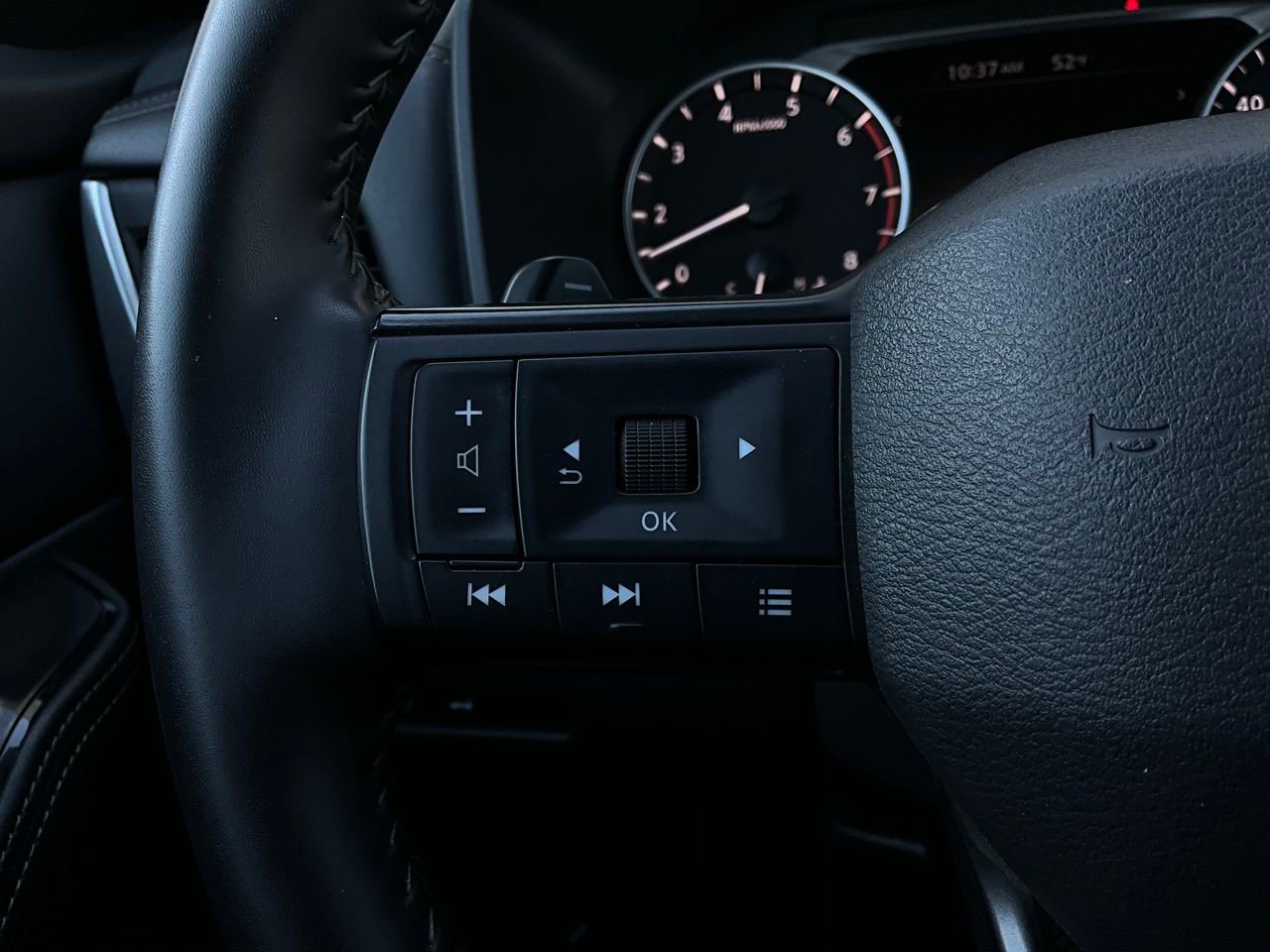 Used 2025 Nissan Rogue SV image 31