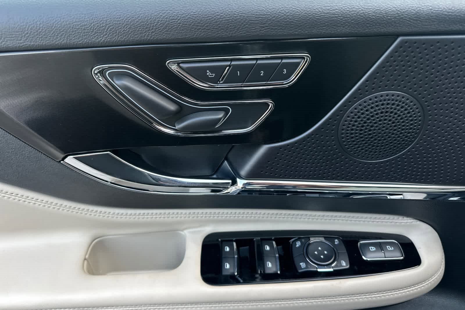 Used 2025 Lincoln Corsair Premiere w/ Equipment Group 101A image 13