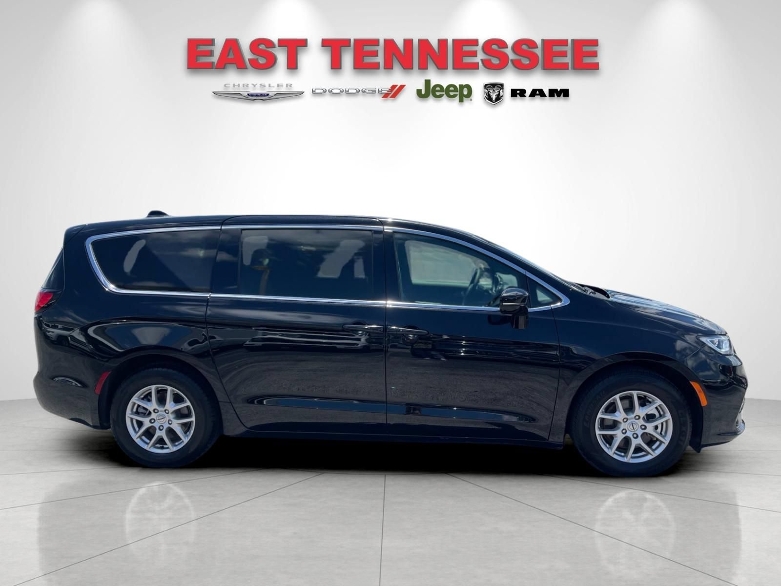 Used 2025 Chrysler Pacifica Select FWD image 2