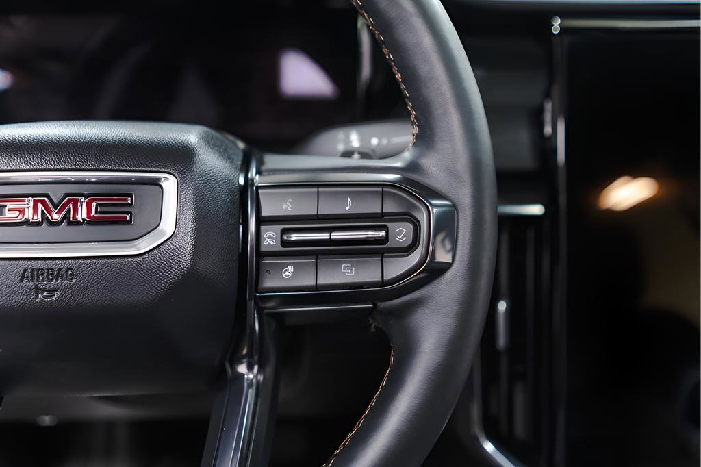 Used 2025 GMC Acadia AT4 w/ Luxury Package image 13