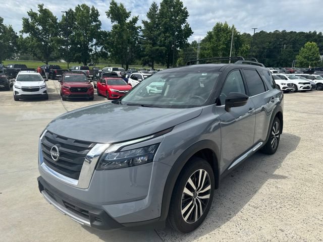 Used 2025 Nissan Pathfinder Platinum FWD image 6