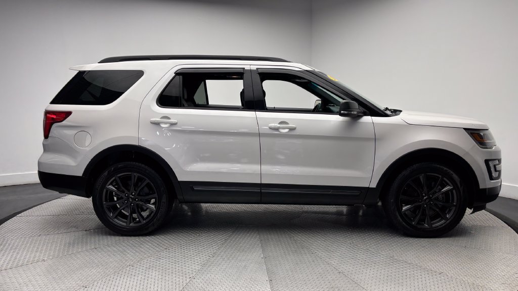 Used 2017 Ford Explorer XLT w/ Equipment Group 202A AWD/4WD image 45