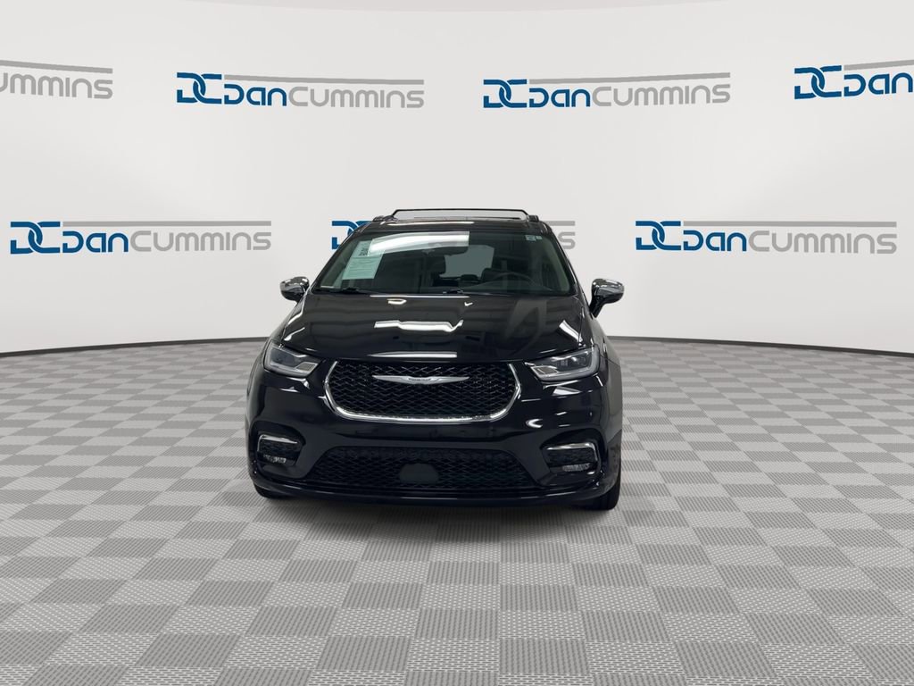 Used 2023 Chrysler Pacifica Limited image 3