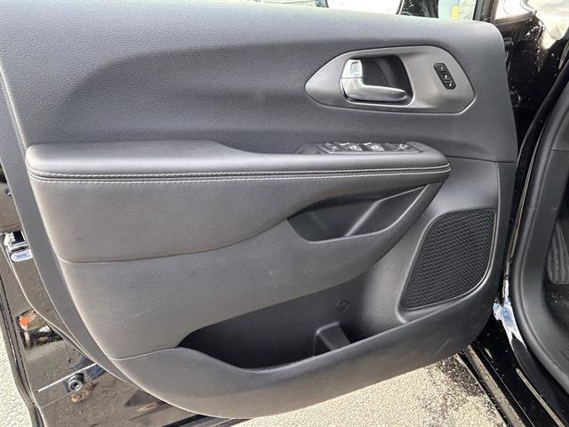 New 2026 Chrysler Pacifica Select image 21