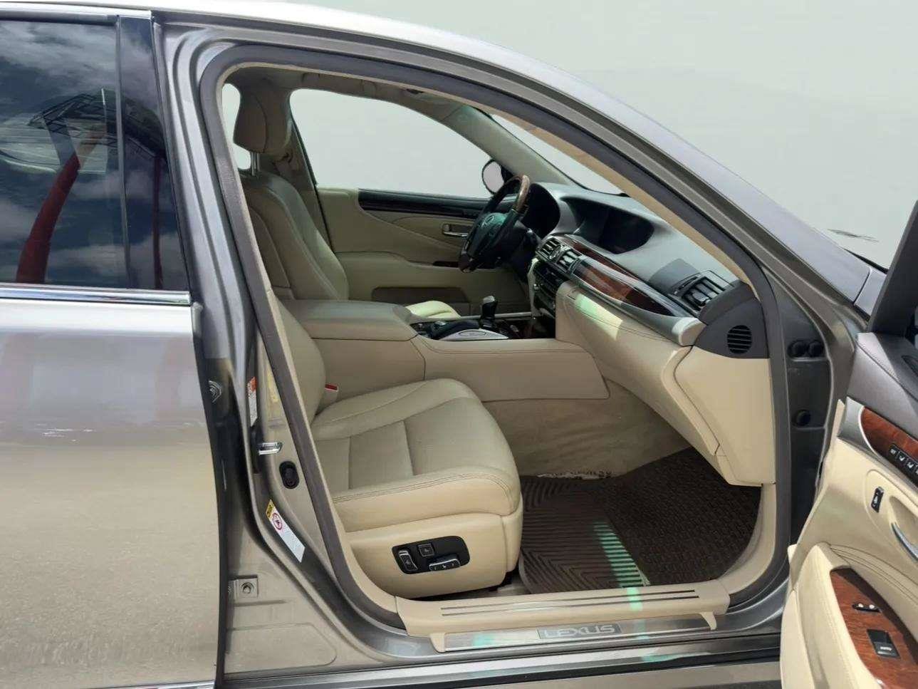 Used 2016 Lexus LS 460 w/ Comfort Package RWD image 52