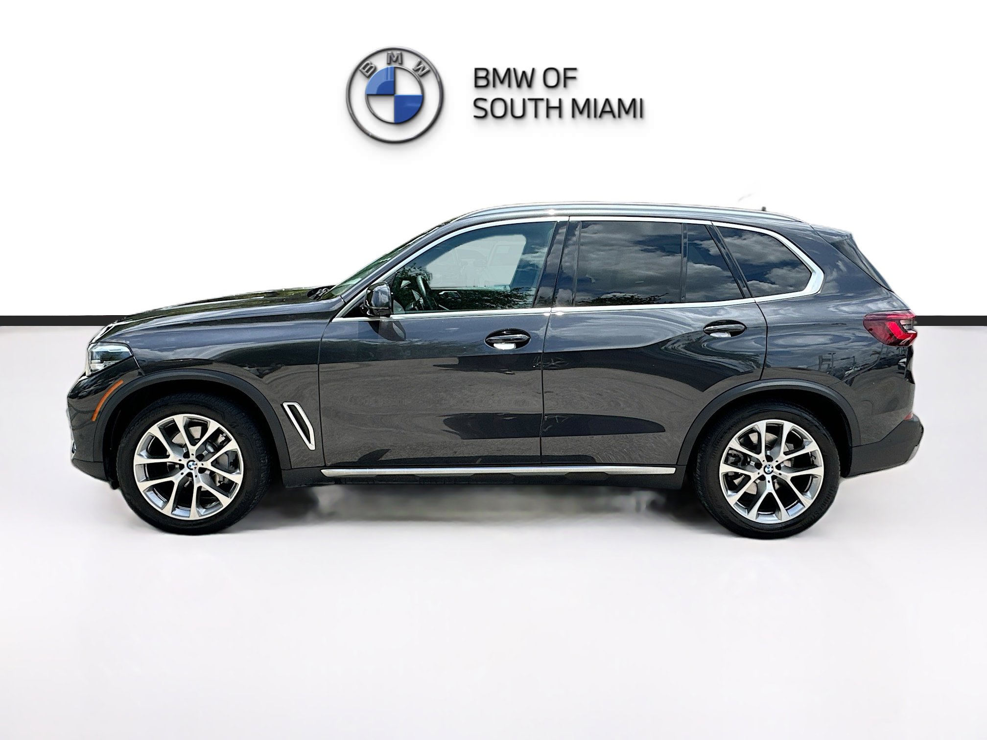 Certified 2023 BMW X5 xDrive40i w/ Parking Assistance Package AWD/4WD image 4