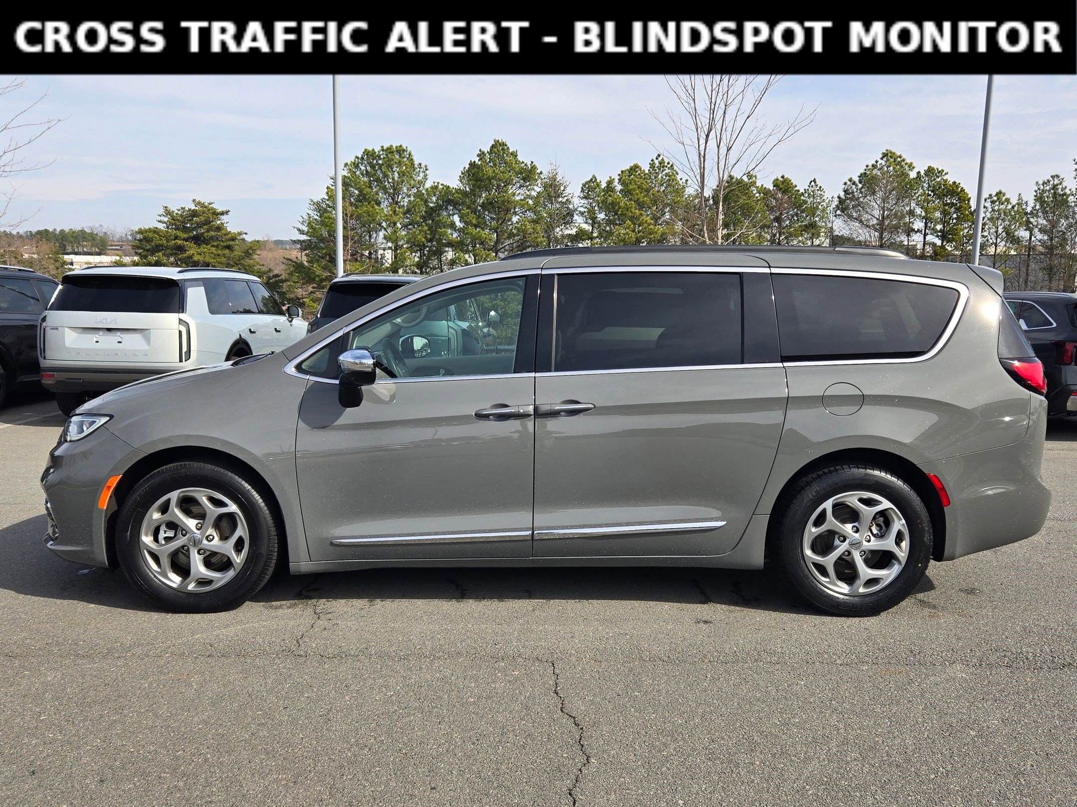 Used 2023 Chrysler Pacifica Limited image 4