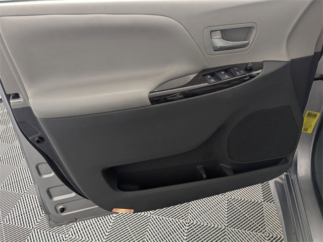 Used 2018 Toyota Sienna XLE w/ XLE Navigation Package image 10