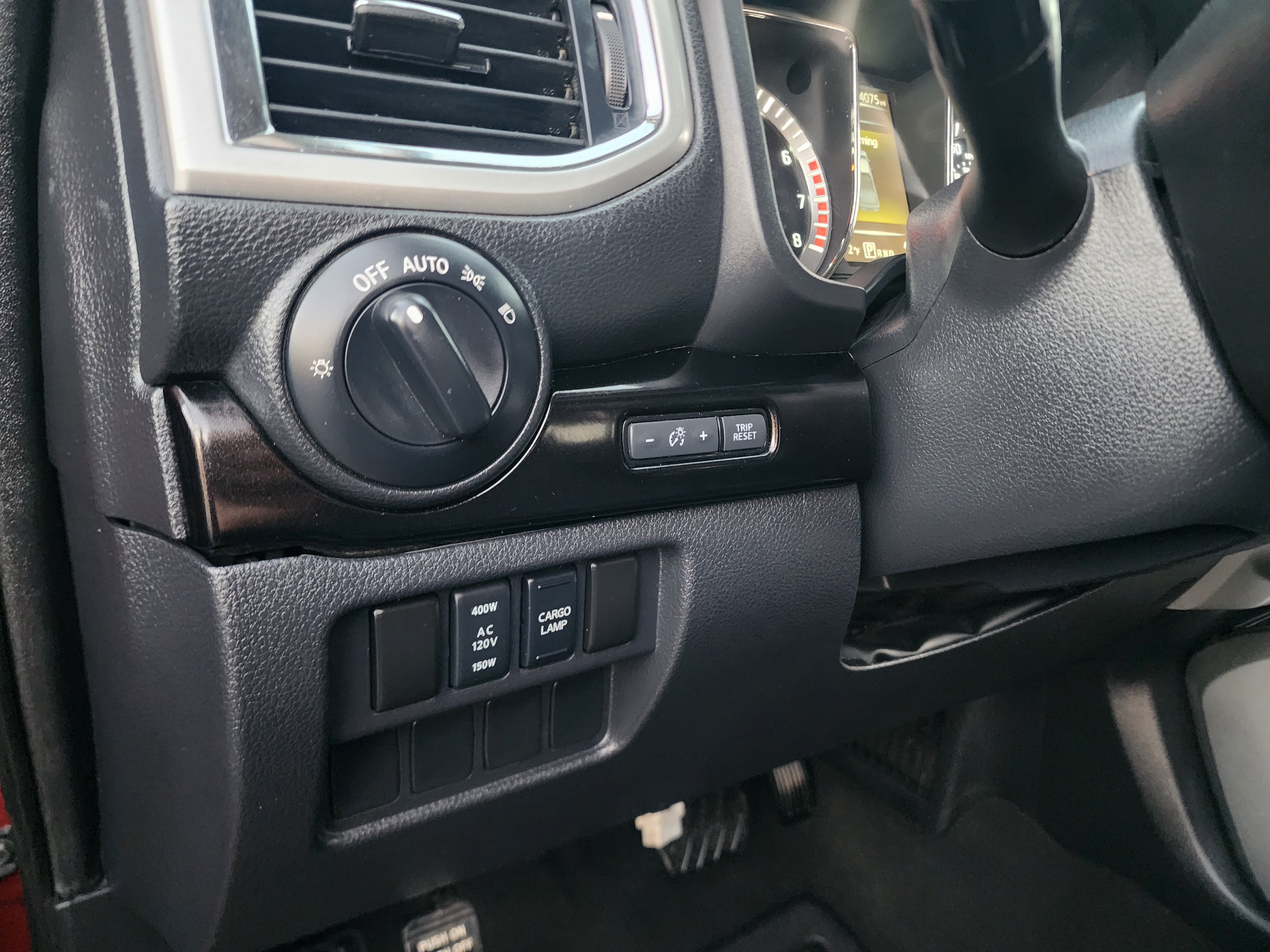 Used 2018 Nissan Titan SV w/ SV Convenience Package AWD/4WD image 35