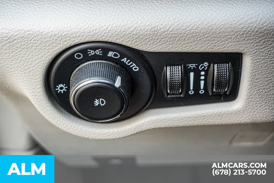 Used 2024 Chrysler Pacifica Touring-L FWD image 50