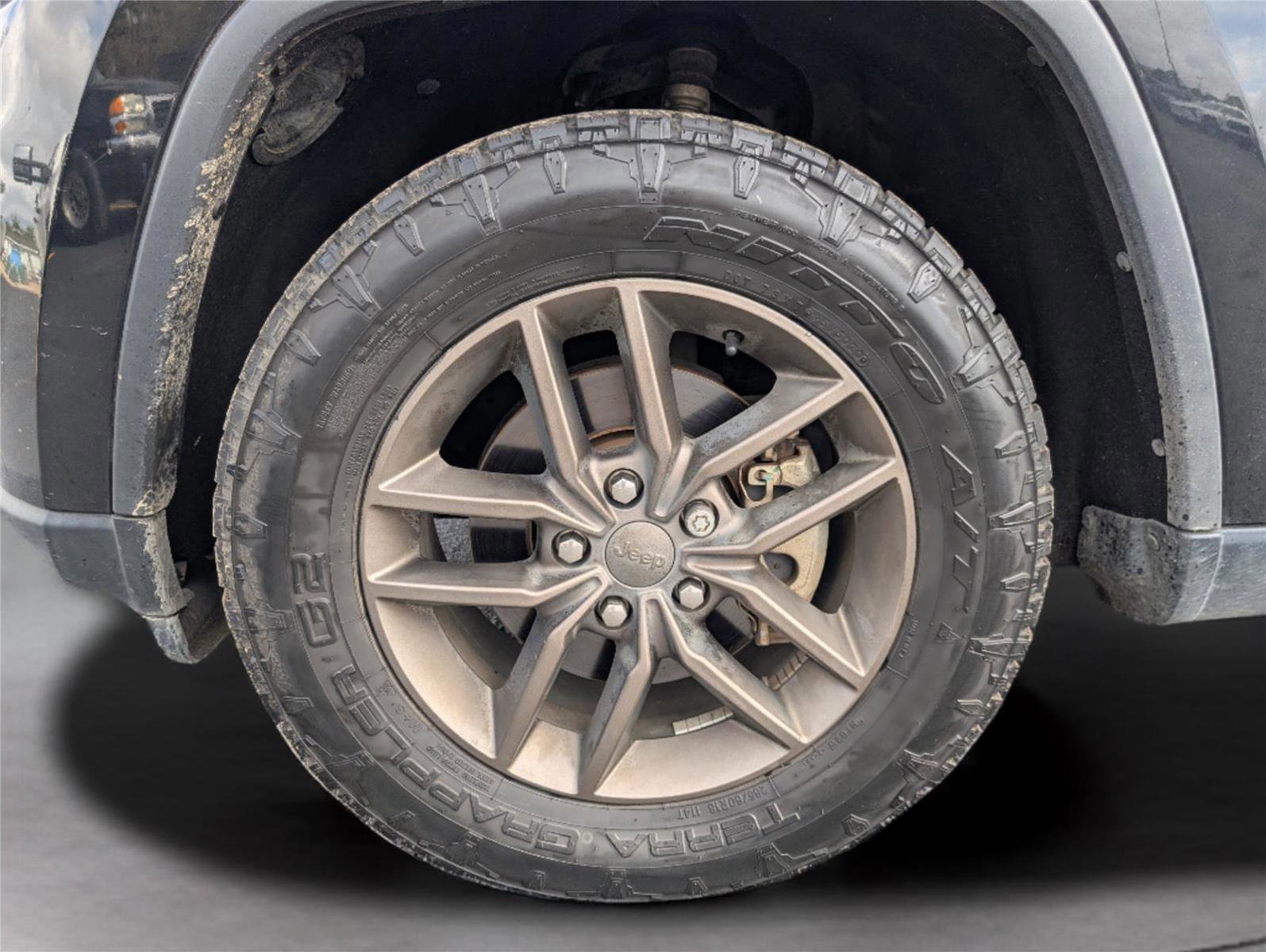 Used 2016 Jeep Grand Cherokee Laredo 75th Anniversary image 9