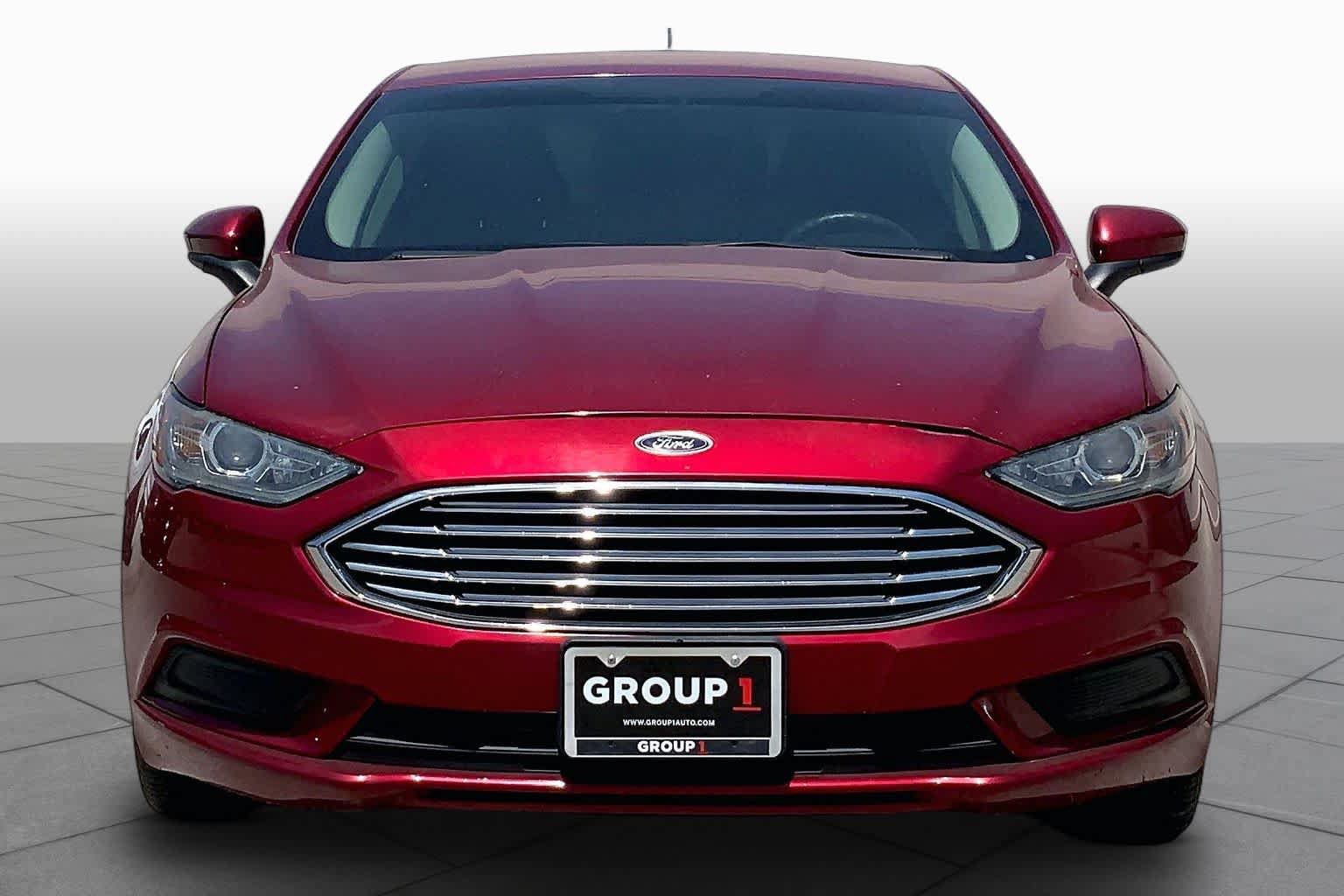 Used 2018 Ford Fusion SE w/ Fusion SE Technology Package FWD image 4