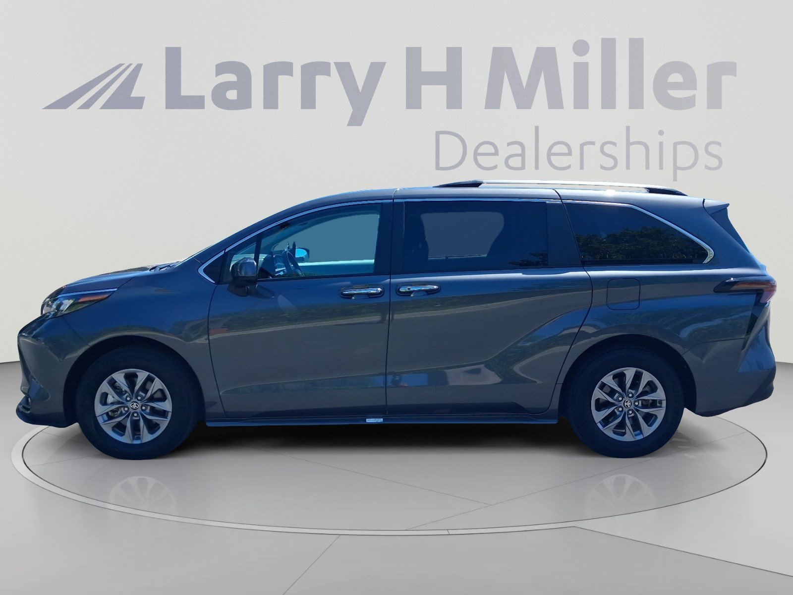 Certified 2025 Toyota Sienna XLE FWD image 2