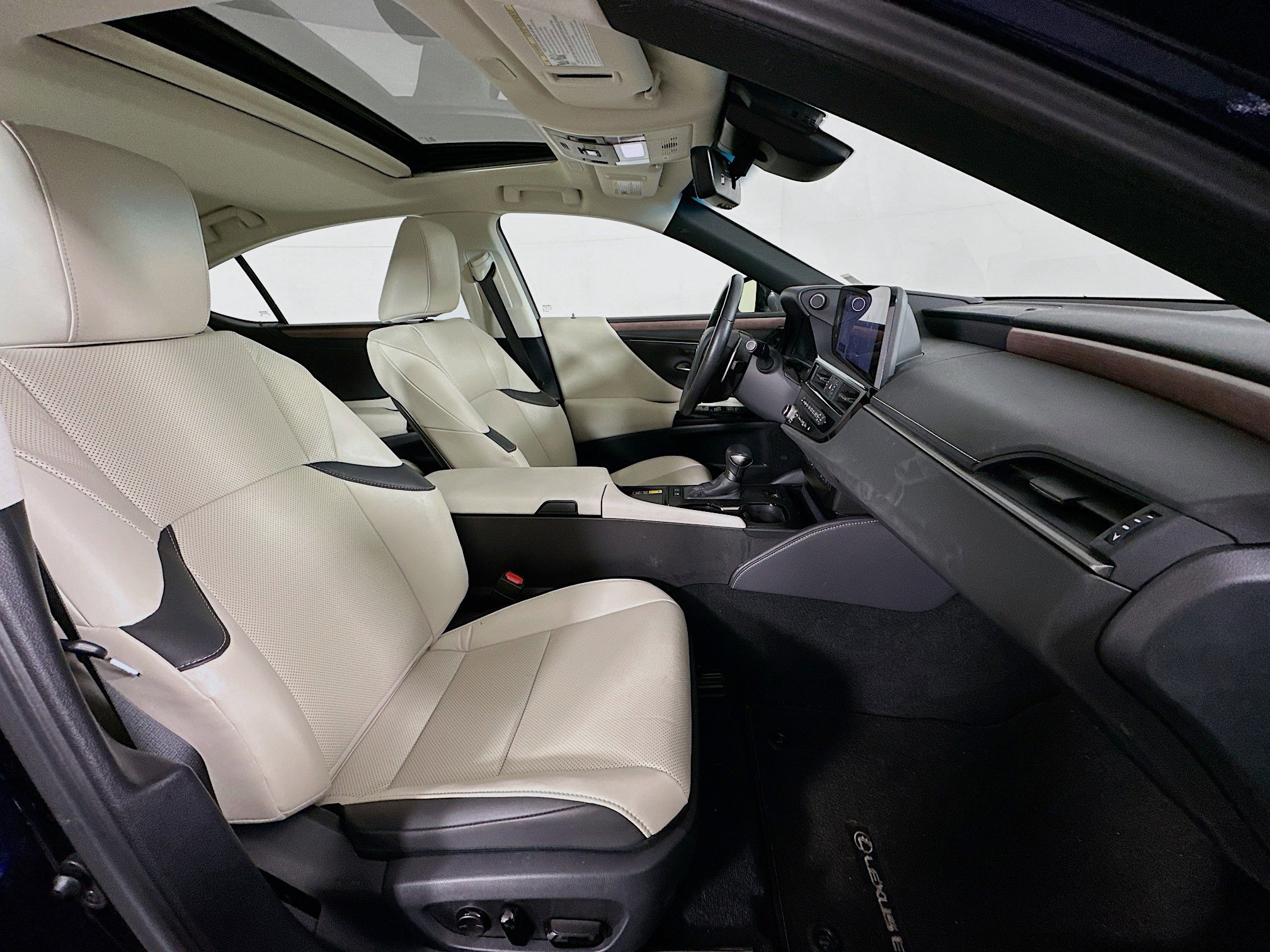 Used 2025 Lexus ES 300h w/ Premium Package image 32