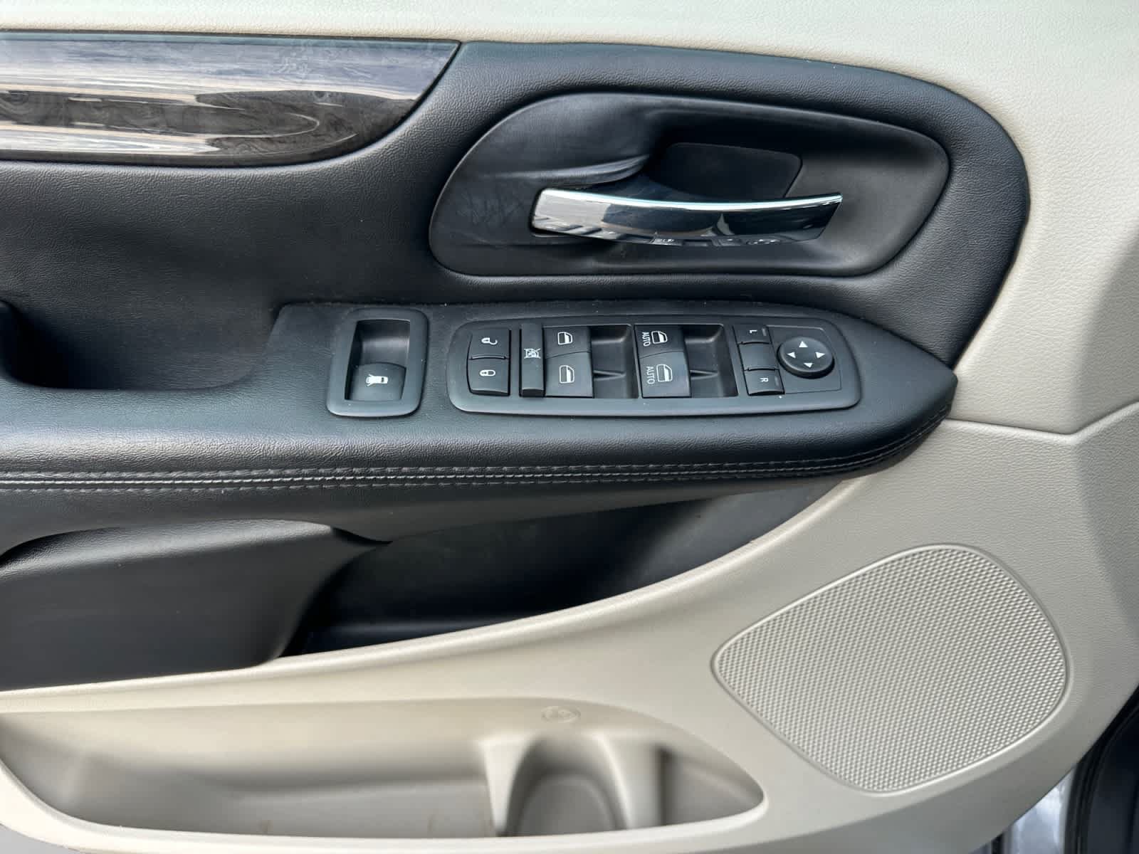 Used 2019 Dodge Grand Caravan SE FWD image 12
