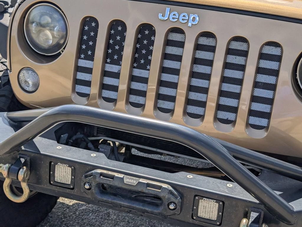 Used 2015 Jeep Wrangler Unlimited Rubicon w/ Max Tow Package AWD/4WD image 5