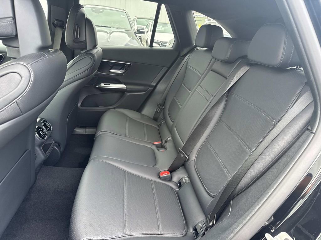 Used 2025 Mercedes-Benz GLC 300 4MATIC image 6
