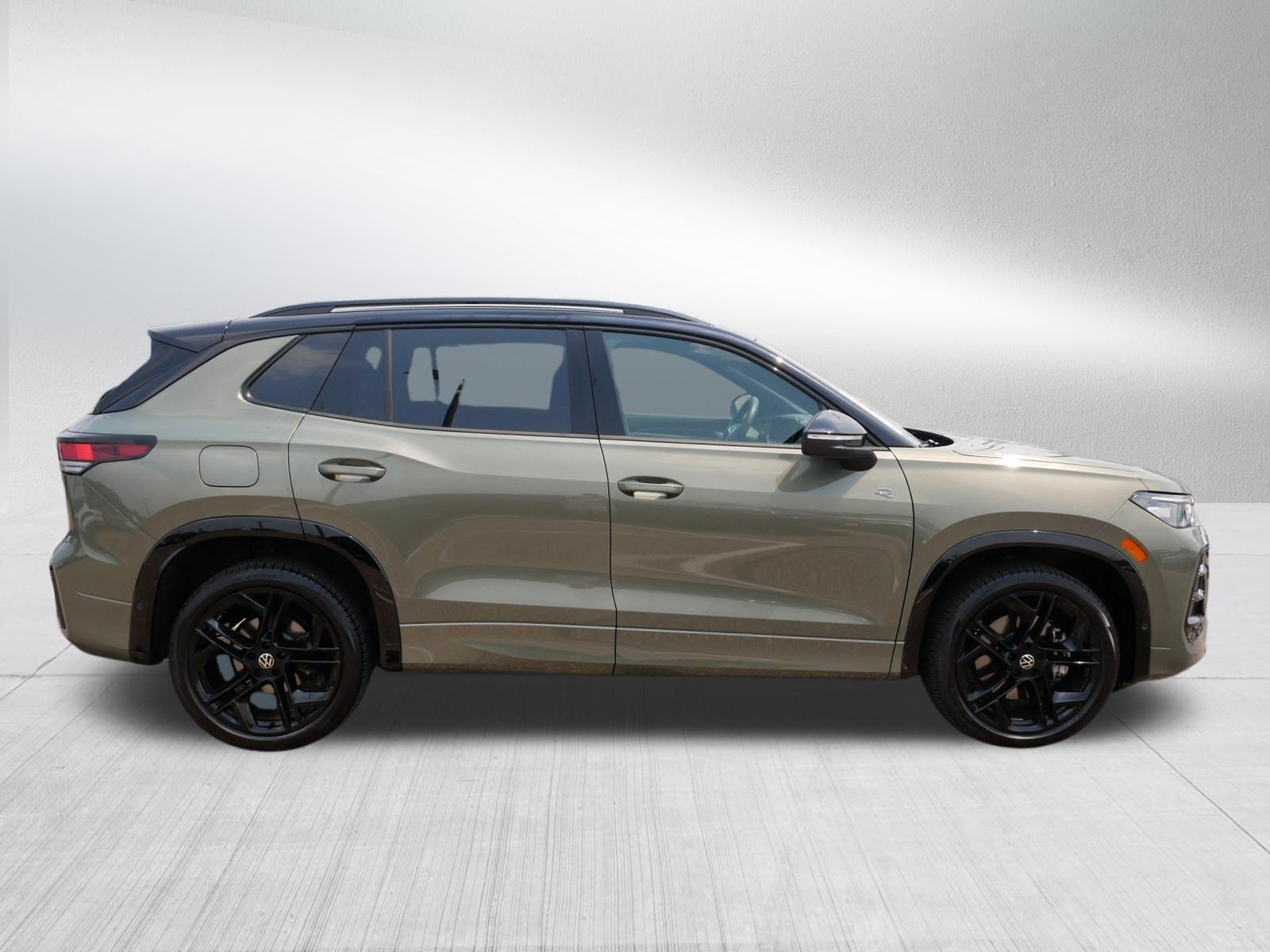 Used 2026 Volkswagen Tiguan SE R-Line AWD/4WD image 8