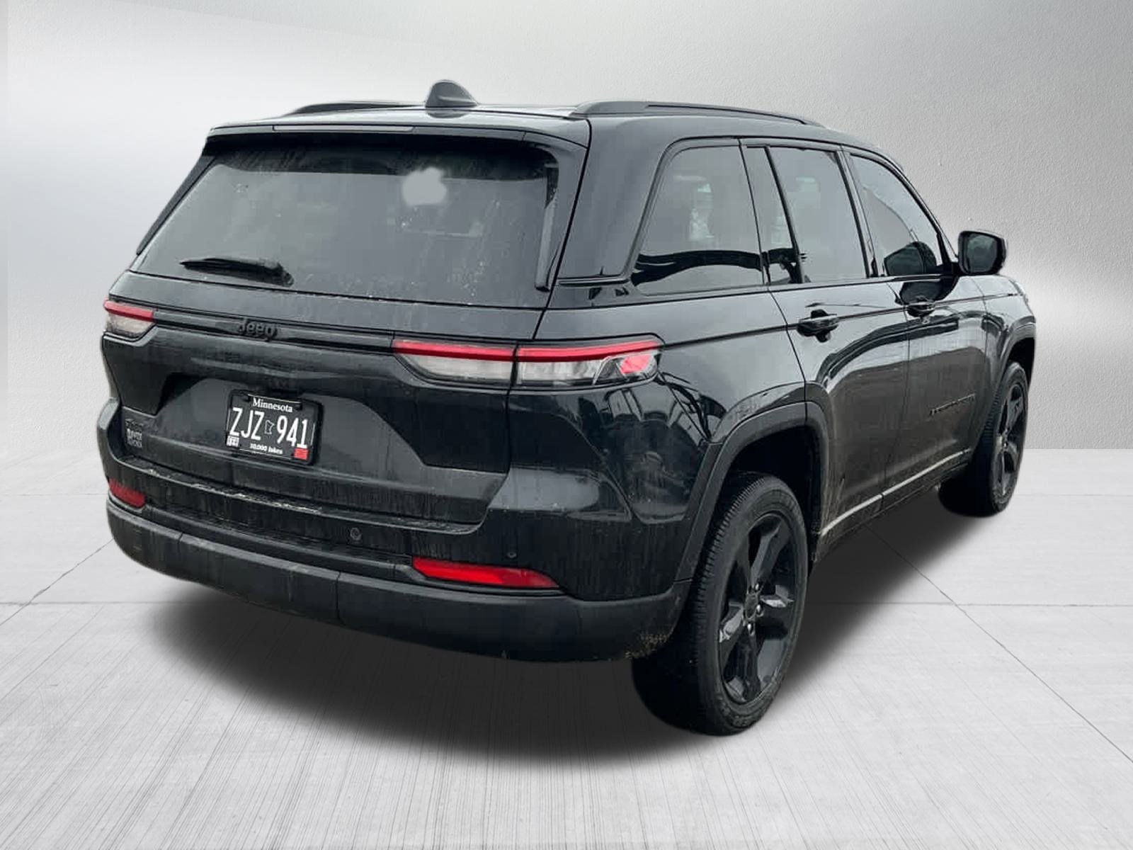 Used 2023 Jeep Grand Cherokee Altitude image 3