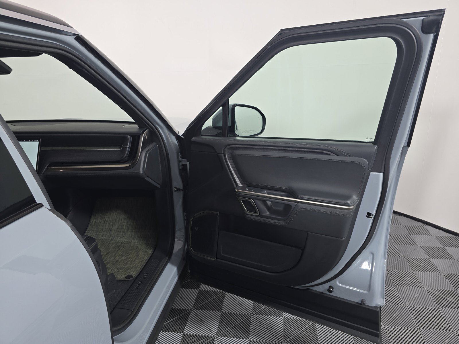 Used 2024 Rivian R1S Adventure AWD/4WD image 18