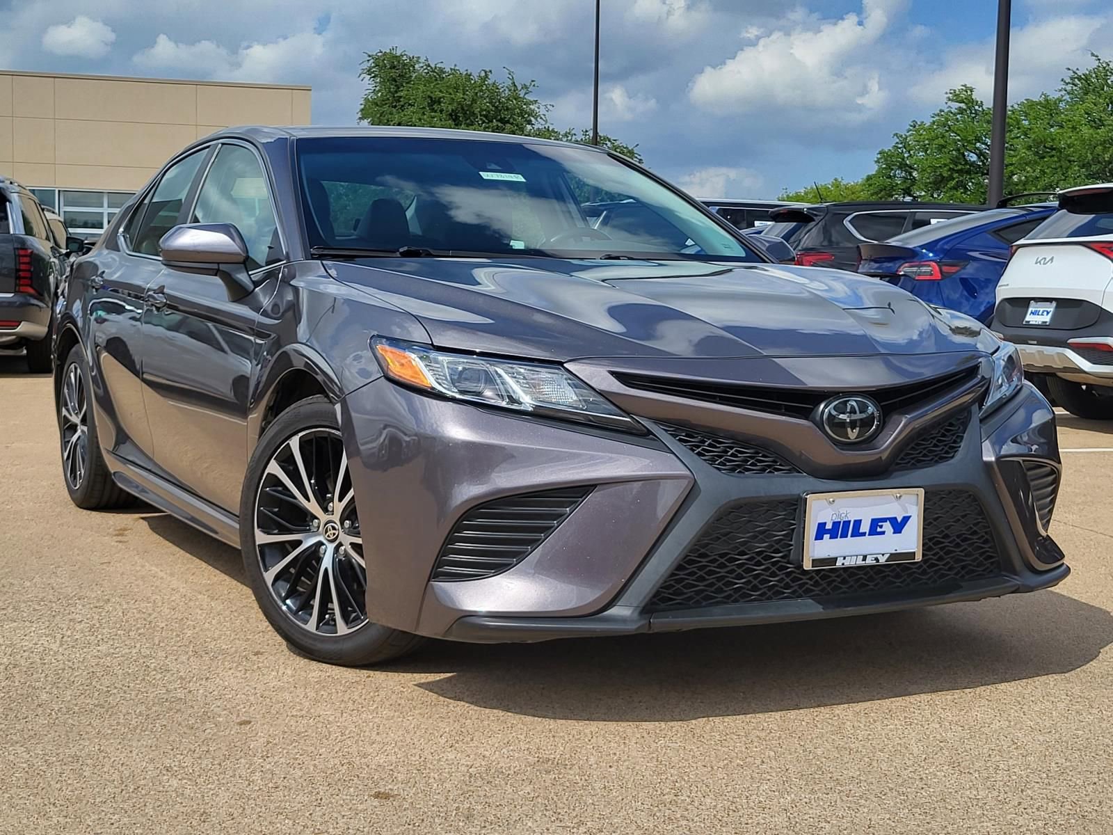 Used 2020 Toyota Camry SE image 1