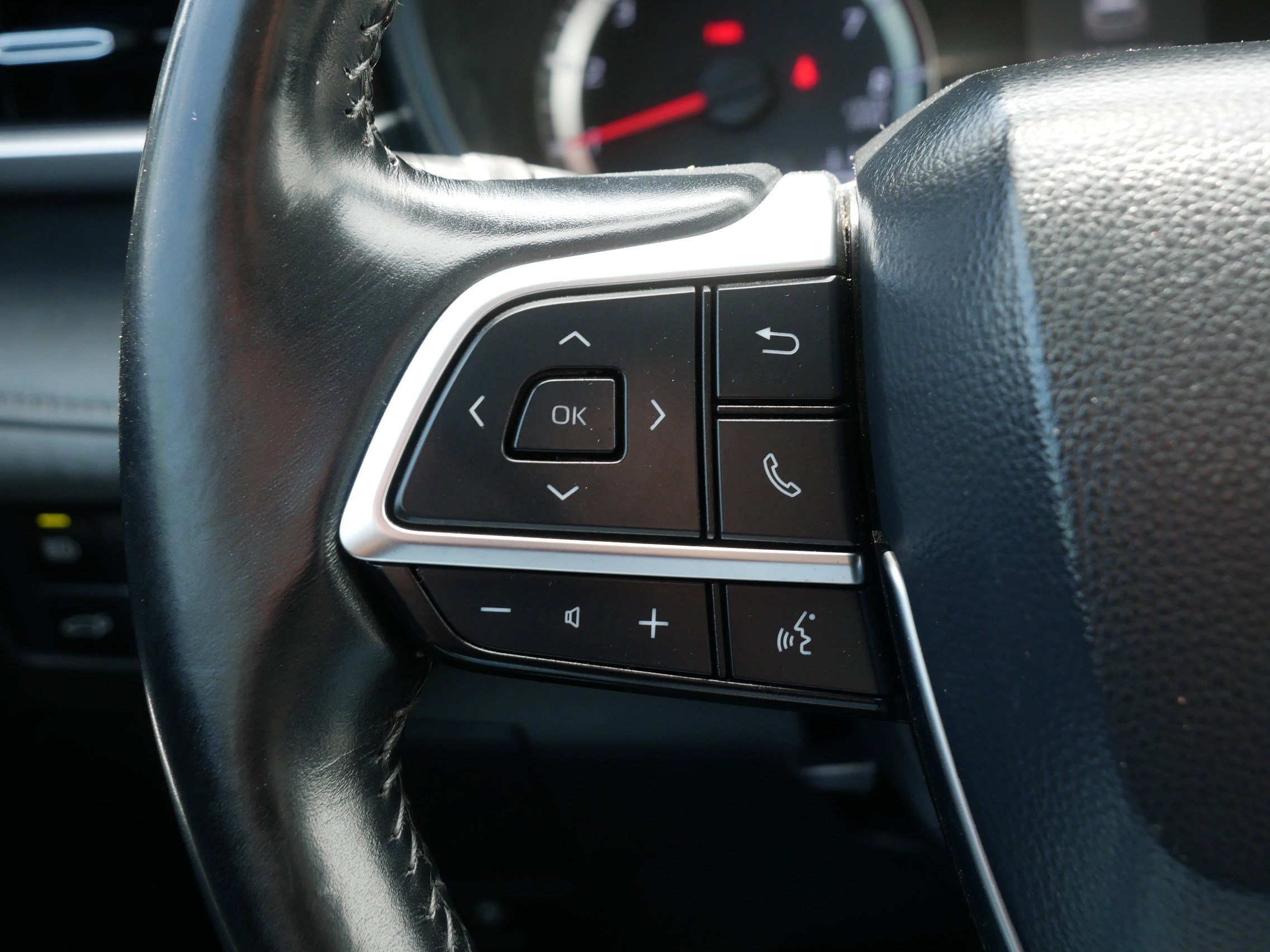 Used 2021 Toyota Highlander LE AWD/4WD image 31