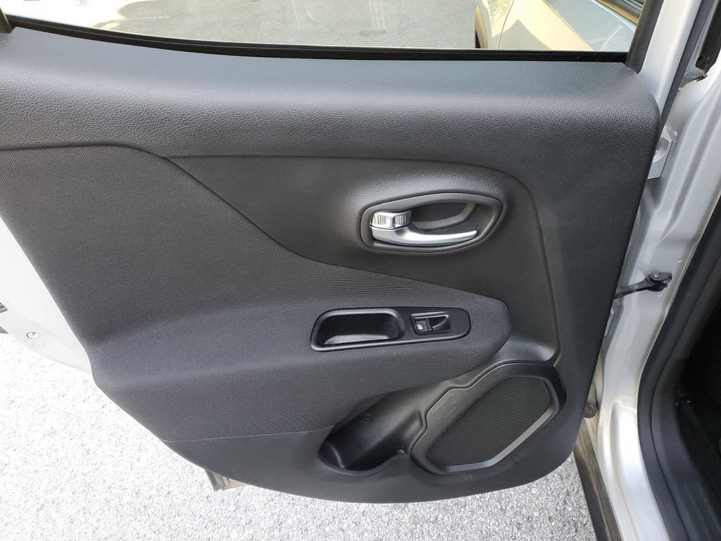 Used 2021 Jeep Renegade Latitude FWD image 9