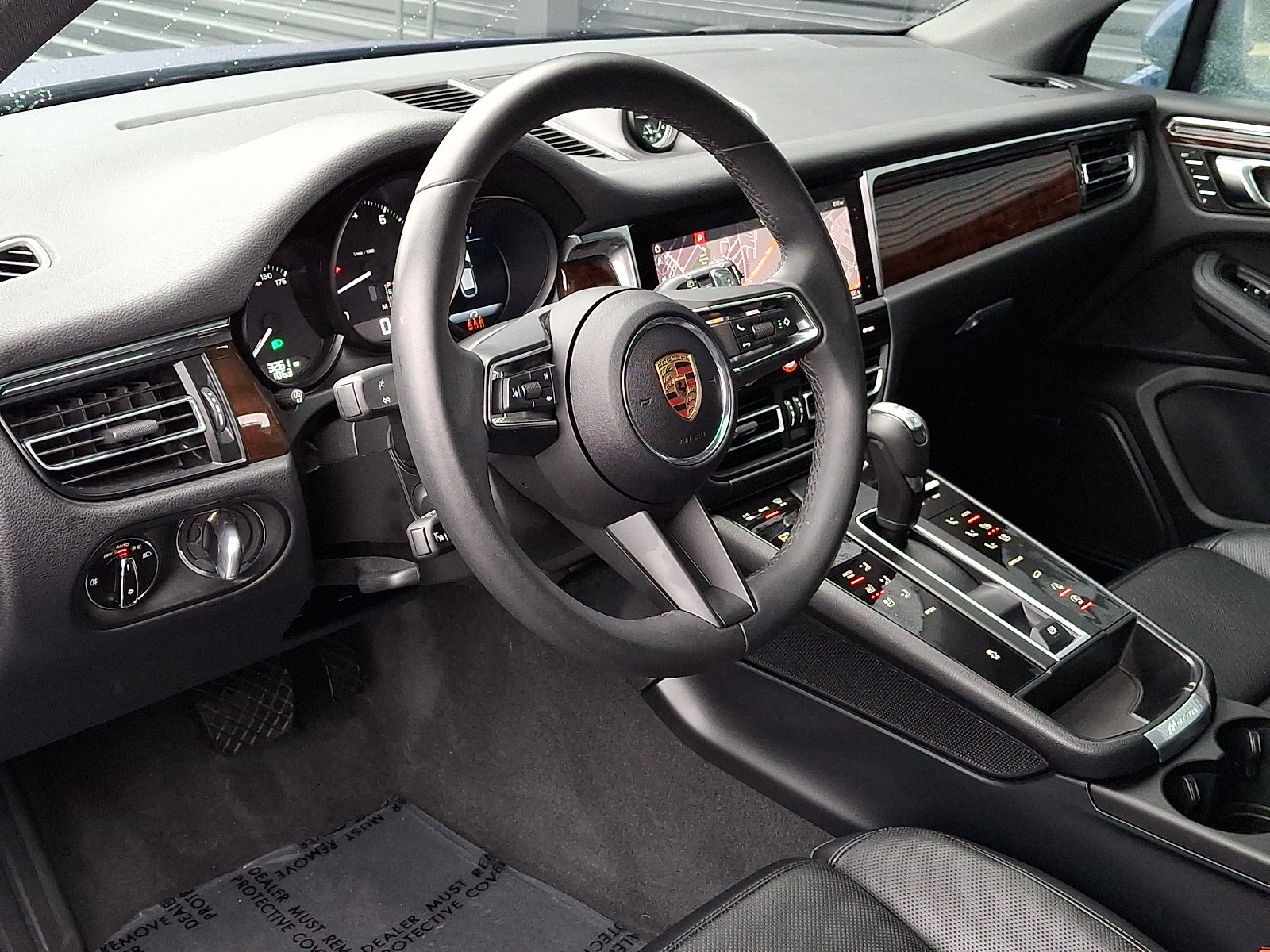Certified 2025 Porsche Macan AWD/4WD image 4