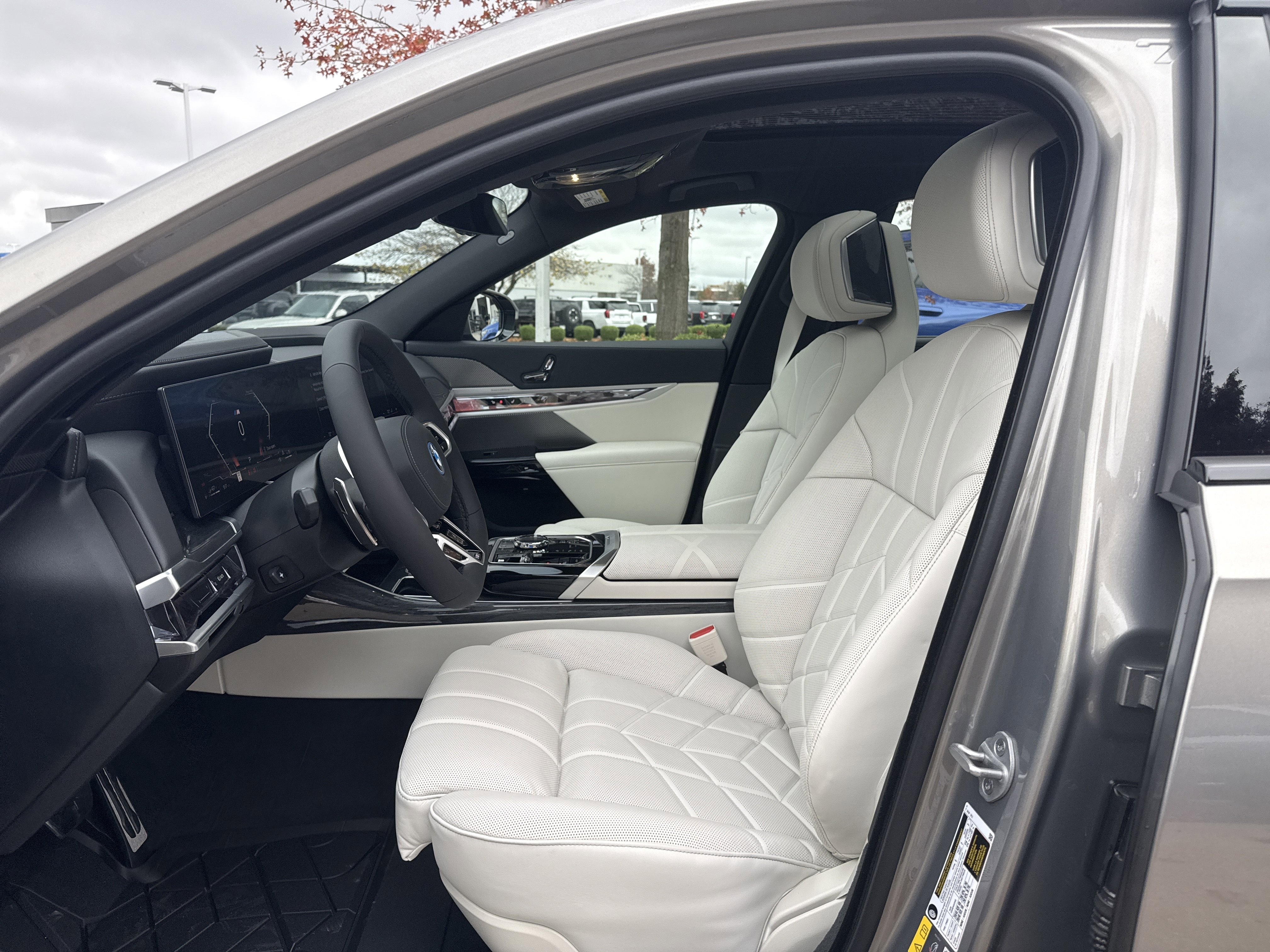 New 2026 BMW 750e xDrive AWD/4WD image 10