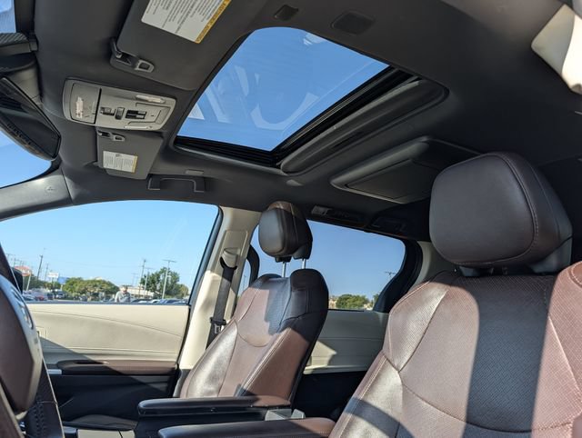 Used 2022 Toyota Sienna Platinum AWD/4WD image 27
