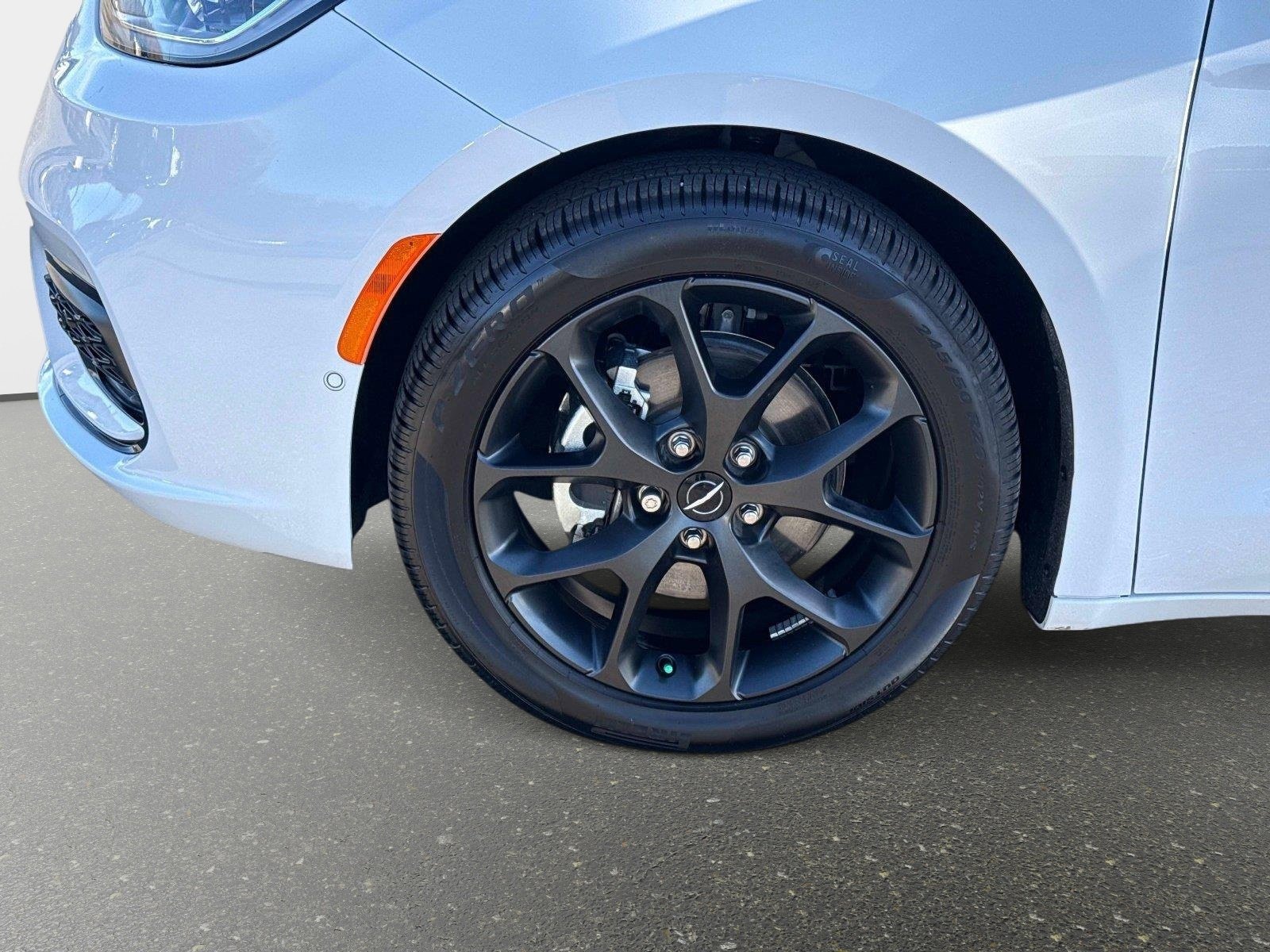 Used 2024 Chrysler Pacifica Limited w/ S Appearance Package image 11