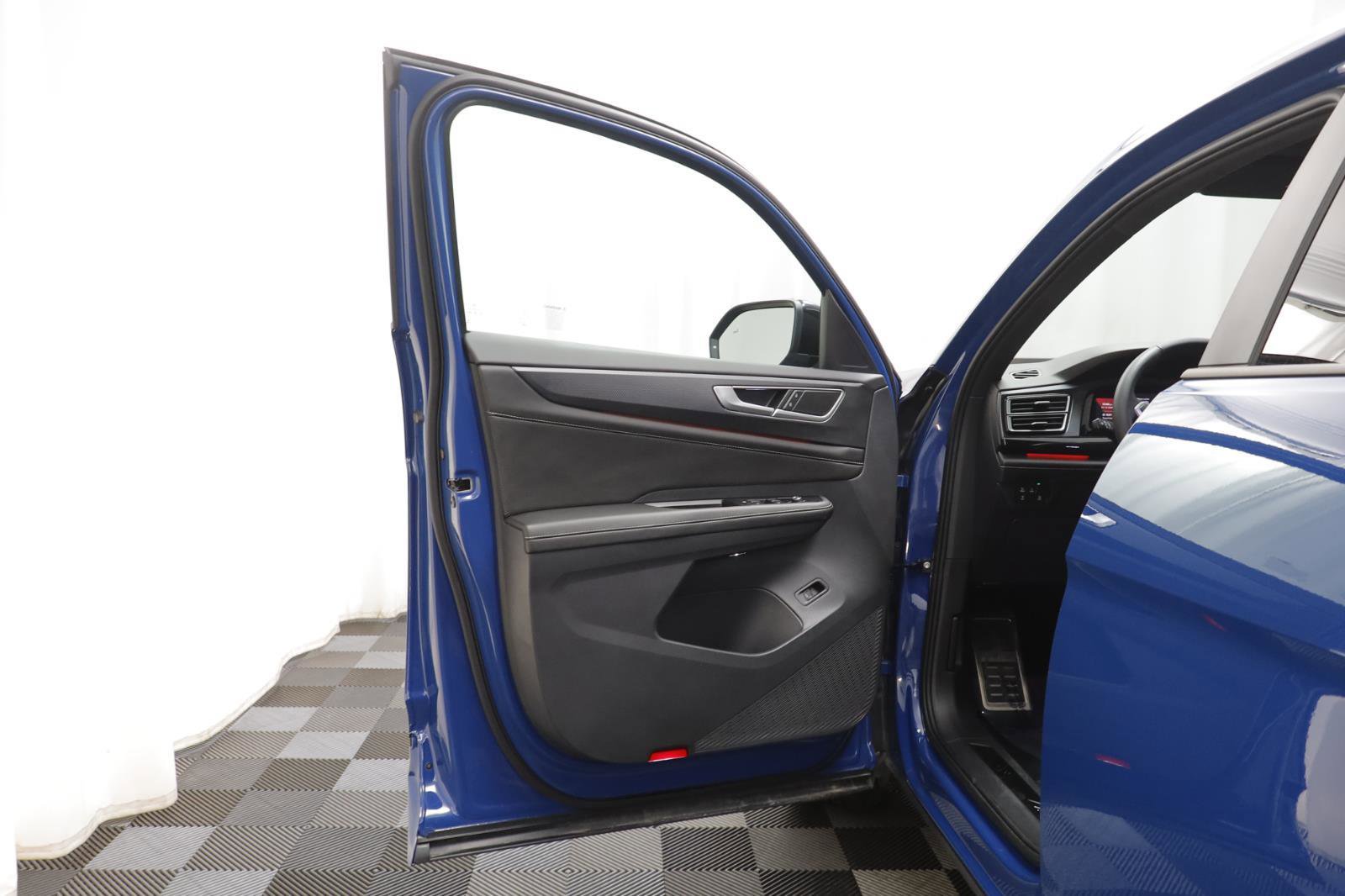 Used 2025 Volkswagen Atlas Cross Sport SEL R-Line image 4