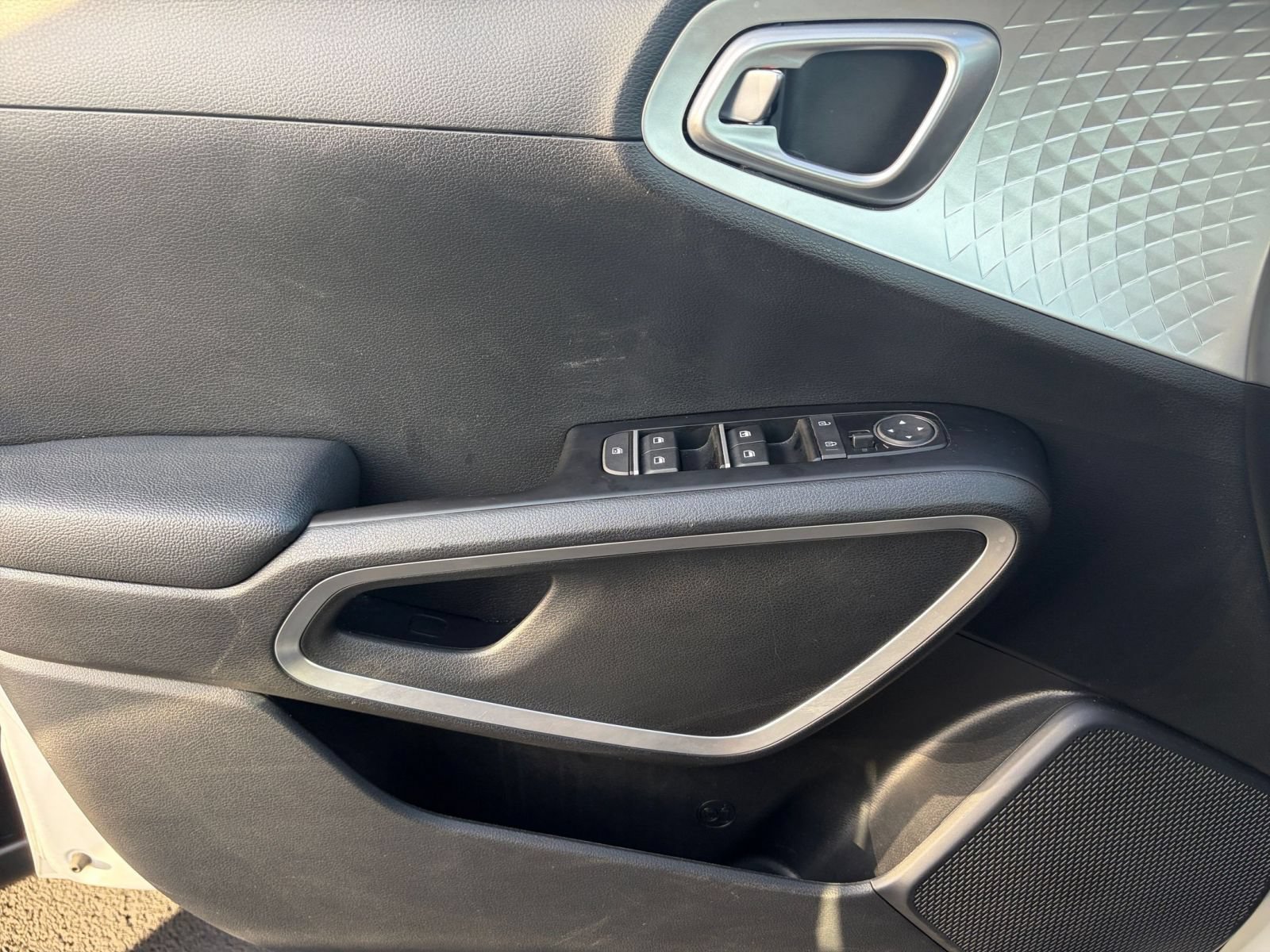 Used 2025 Kia Soul LX w/ LX Technology Package FWD image 18