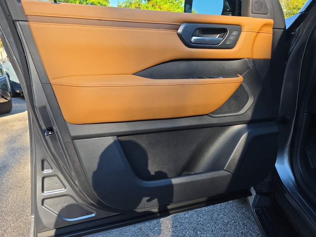 New 2026 Nissan Armada SL w/ Captain's Chari Seat Package AWD/4WD image 18