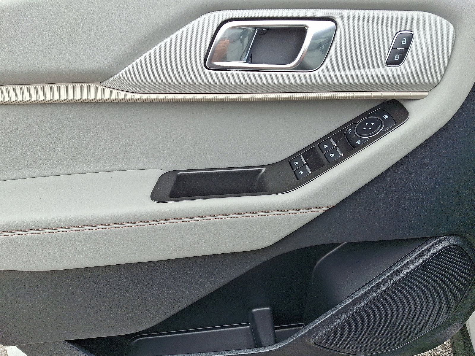 New 2025 Ford Explorer Active w/ Active Comfort Package image 9