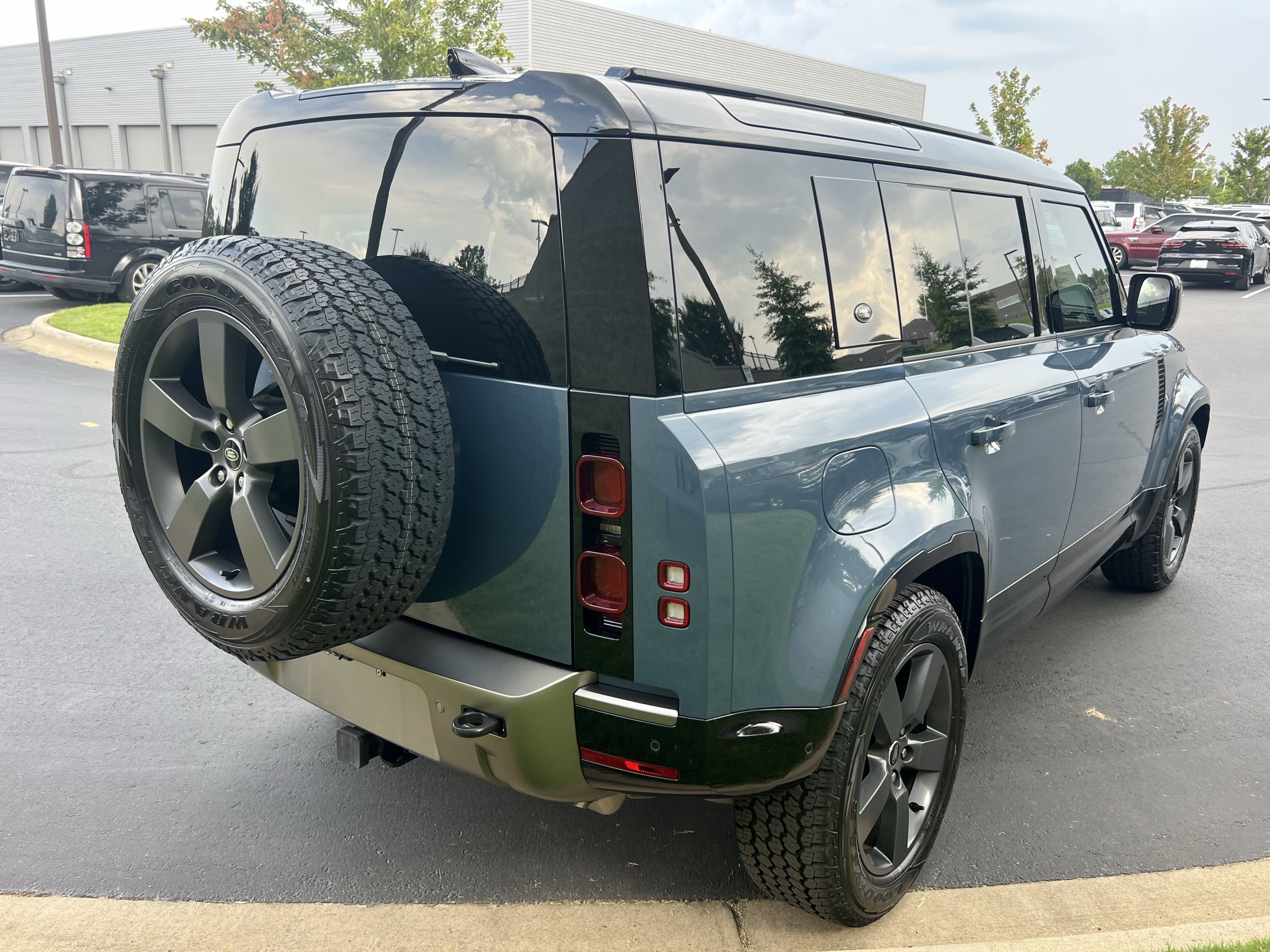 Used 2024 Land Rover Defender 110 X-Dynamic SE AWD/4WD image 8