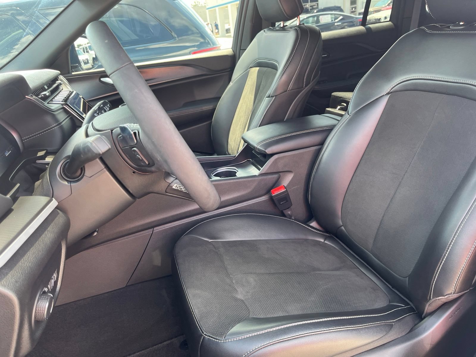 Used 2025 Jeep Grand Cherokee Altitude RWD image 8