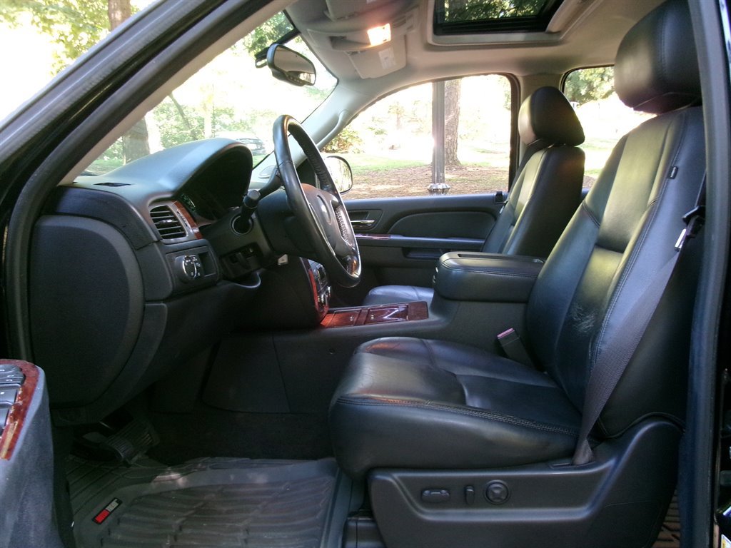 Used 2013 Chevrolet Avalanche LTZ RWD image 10